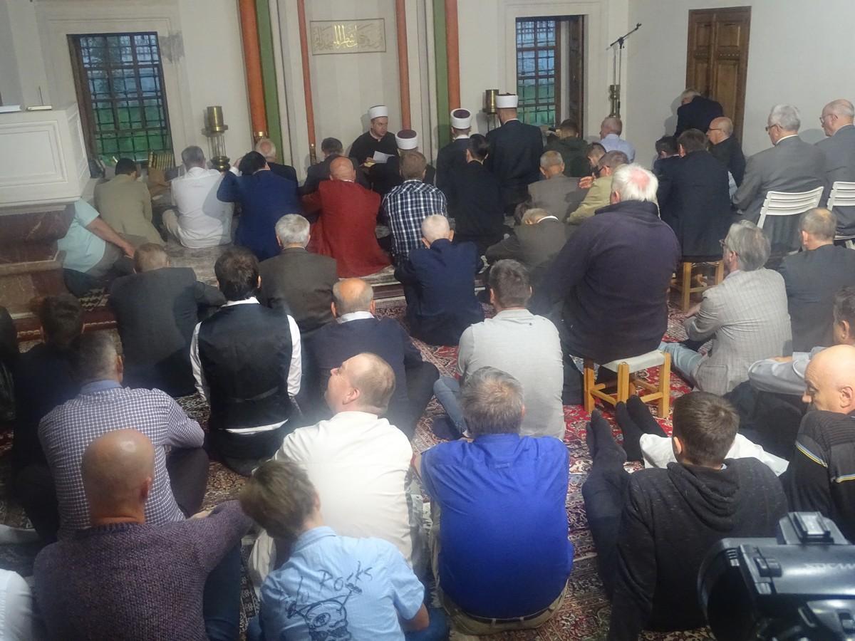 Nekoliko stotina vjernika u Banjoj Luci klanjalo bajram-namaz: ''Ako želimo od Boga dobiti oprost, onda oprost moramo i dati''