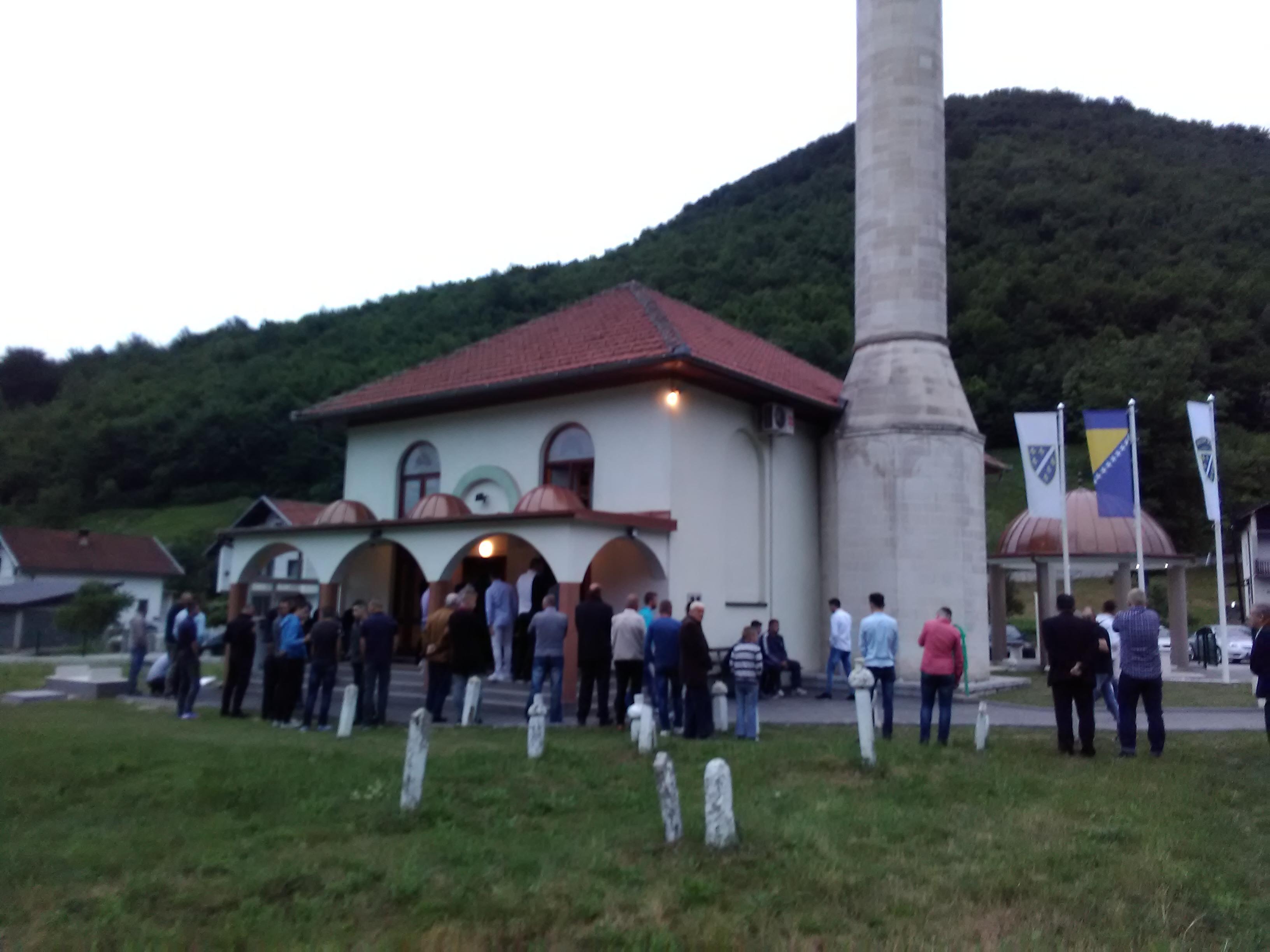 Kiseljak: Veliki broj vjernika bajram-namaz klanjao i ispred džamija