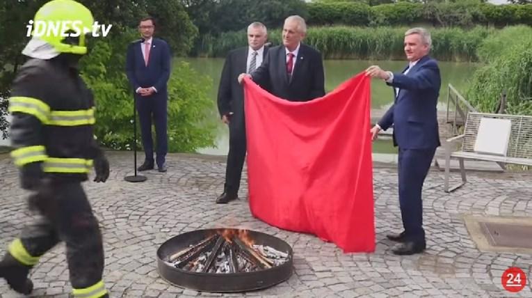 Češki predsjednik na konferenciji za novinare spalio gaće