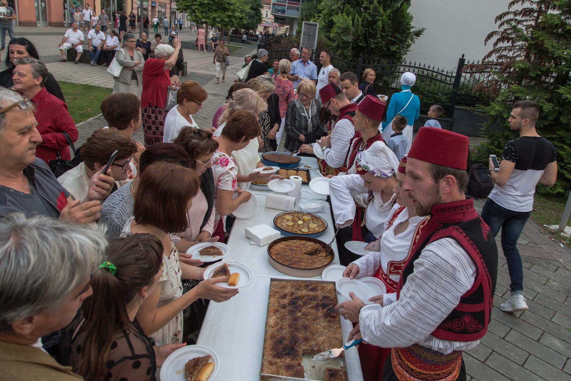 Uz sevdalinke se pojelo 800 baklava i hurmašica, popilo oko 3.000 šolja kafe