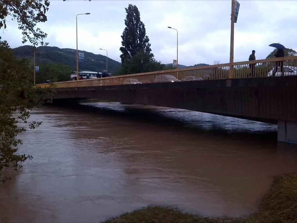 Banjalučki policajci spriječili muškarca da se ubije skokom s mosta Venecija