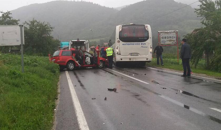 Saobraćajna nesreća kod Donjeg Vakufa: U sudaru automobila i autobusa jedna osoba teže povrijeđena