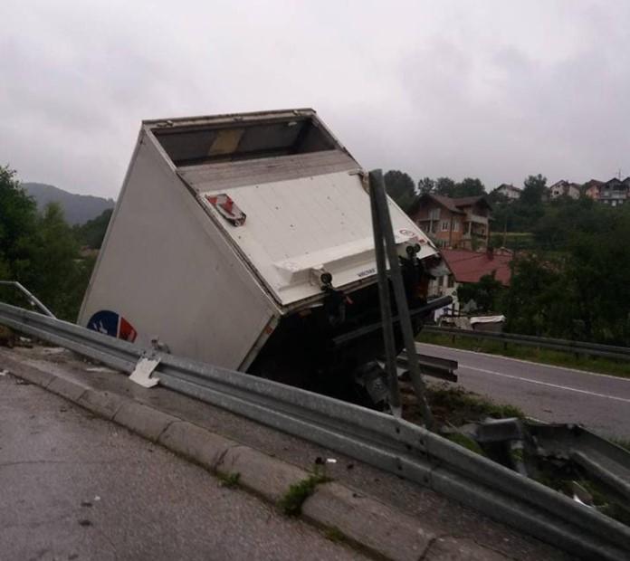 U Hadžićima se prevrnuo kamion s ovcama, probio bankinu i uletio u korito rijeke Zujevine