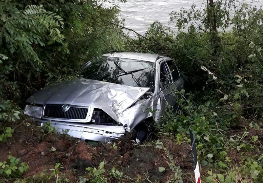 Muškarac u Prijedoru Škodom sletio s magistralnog puta