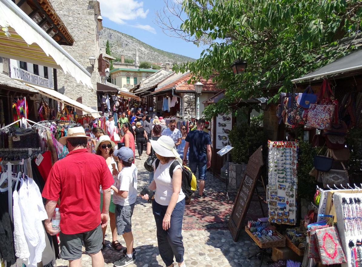 Gužva u Mostaru: Stari most i skokovi turiste ostavljaju bez daha