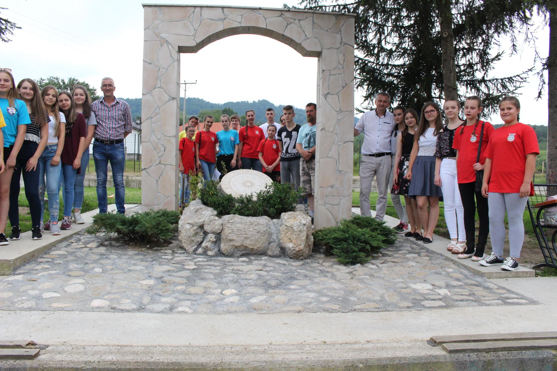 Mladi posjećuju Spomen-park - Avaz