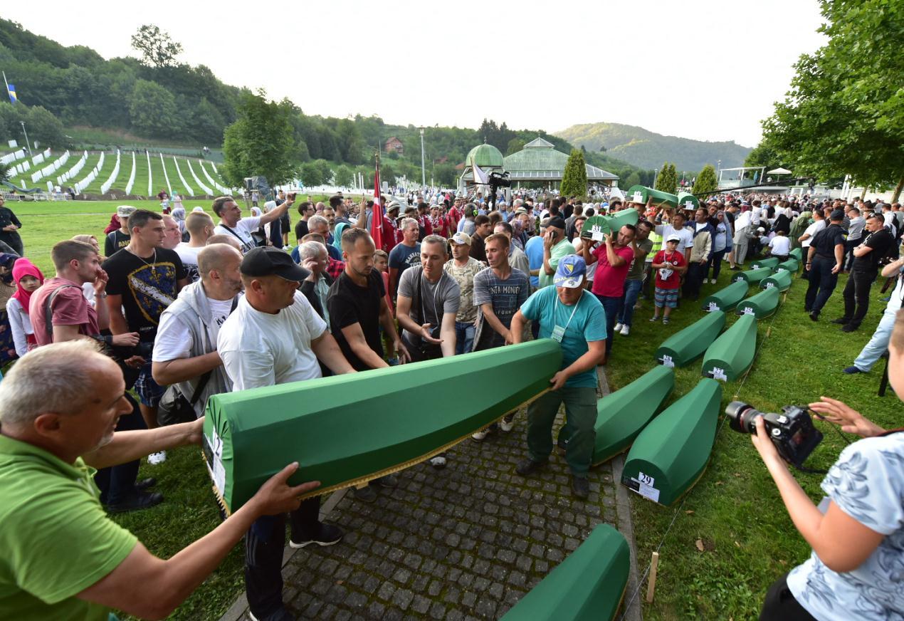 Tabuti s posmrtnim ostacima žrtava genocida u Srebrenici izneseni u musalu uoči klanjanja kolektivne dženaze