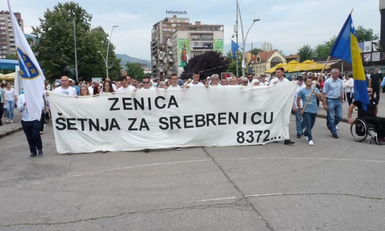 Zeničani mirnom šetnjom odaju počast žrtvama genocida u Srebrenici