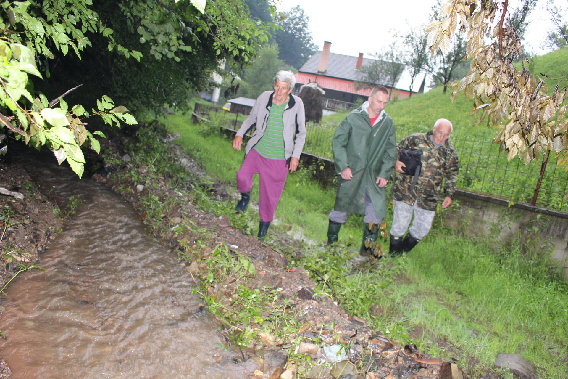 U Gračanici klizi brdo, ljudi ispod njega ne spavaju