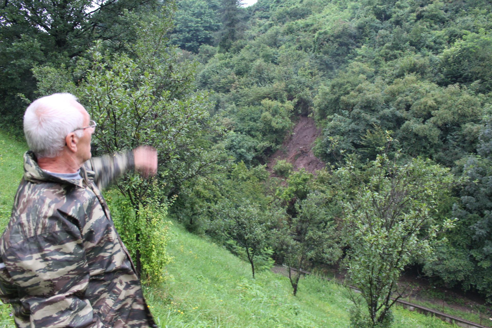 Veliko brdo klizi i moglo bi ugroziti brojne kuće - Avaz