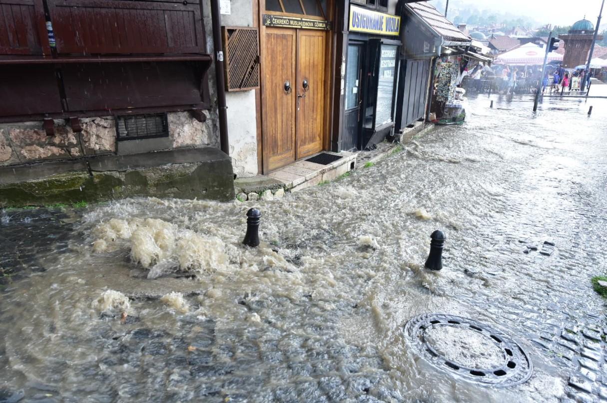 Na Baščaršiji pukla kanalizaciona cijev, građani zgroženi