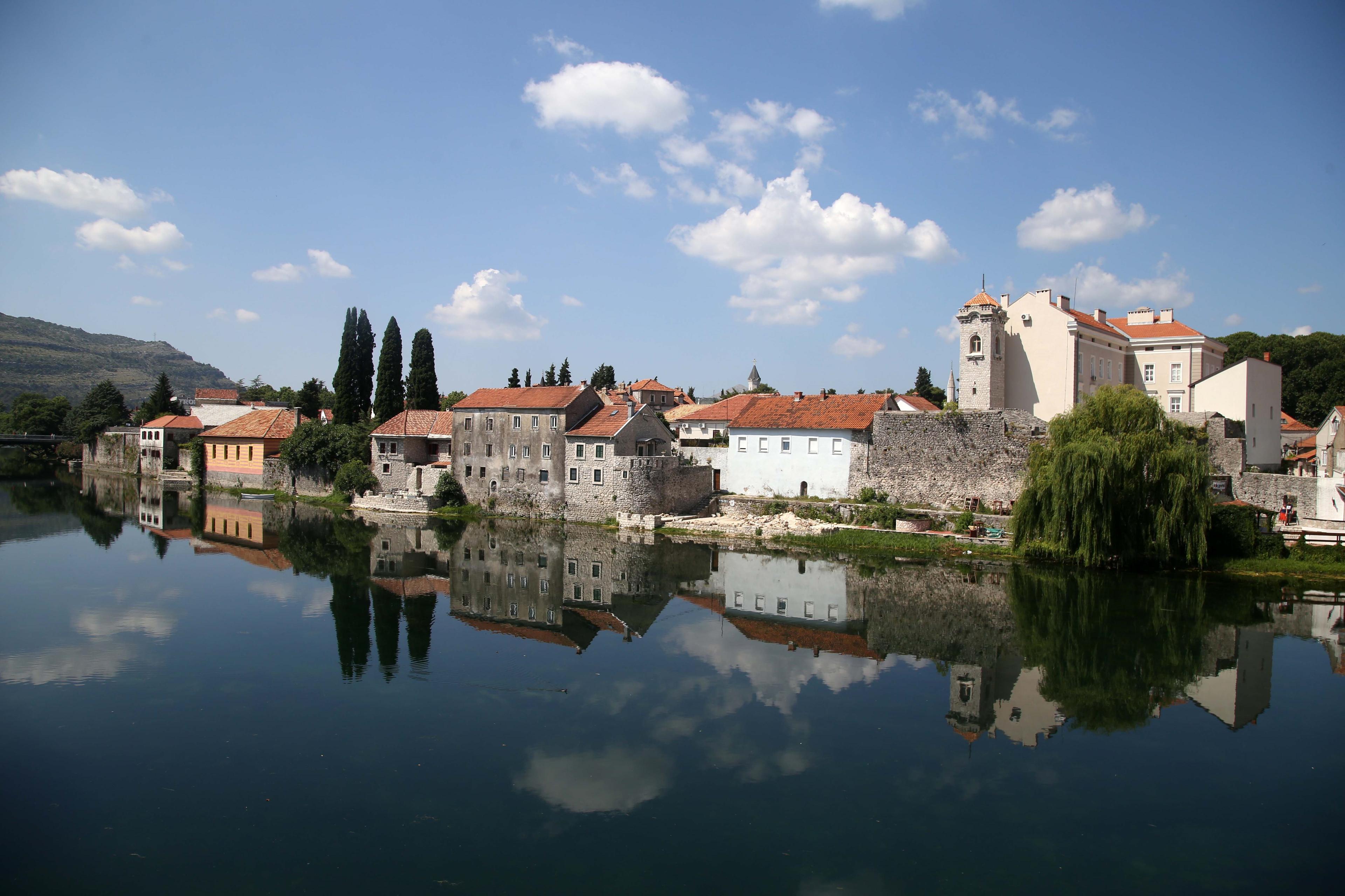 Trebinje: Platani, sunce i vino