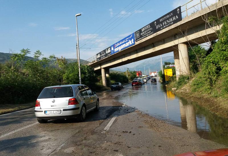 Jaka kiša pogodila Mostar, poplavljene gradske ulice