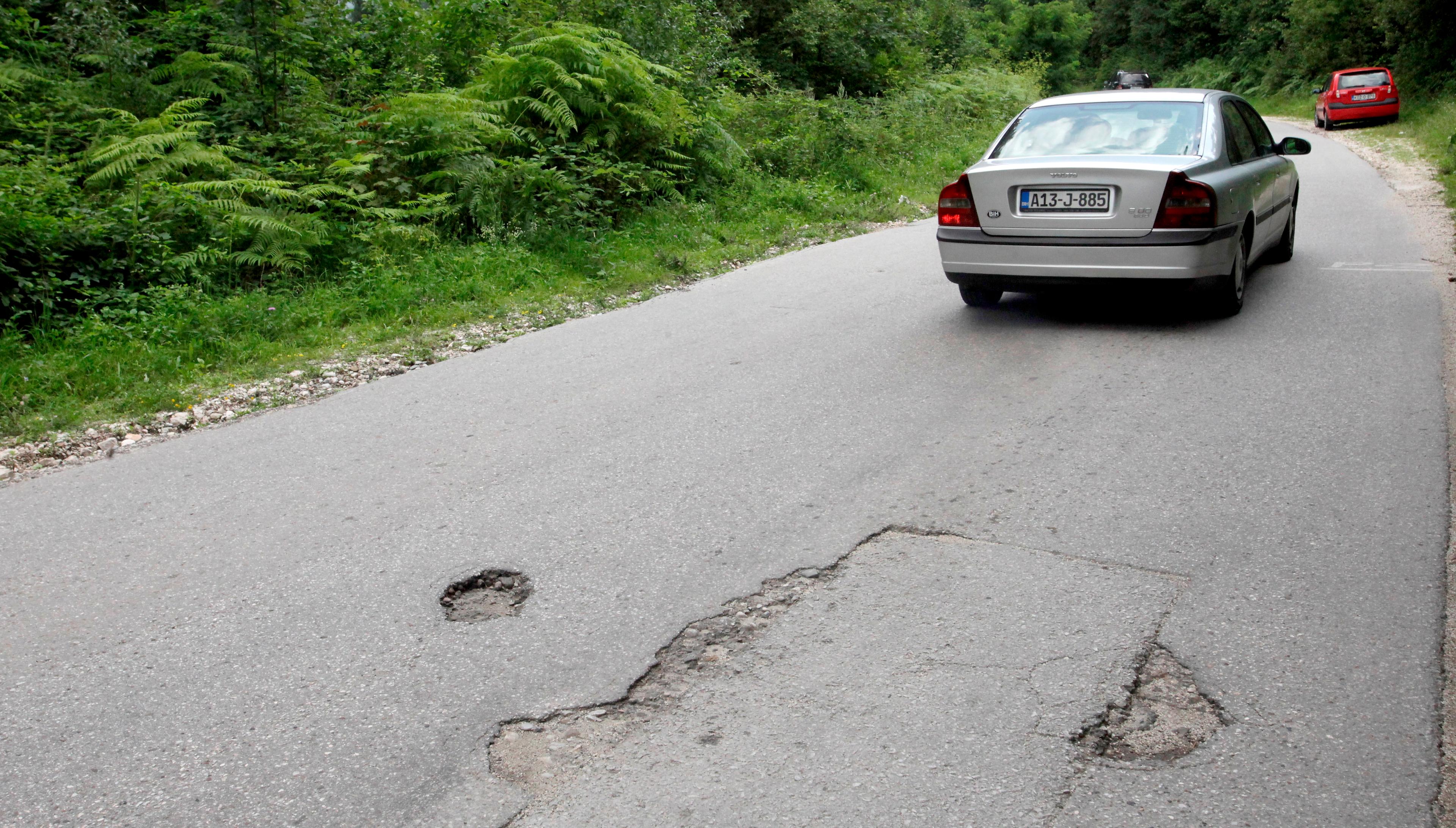 Brojne rupe i oštećenja još čekaju na saniciju - Avaz