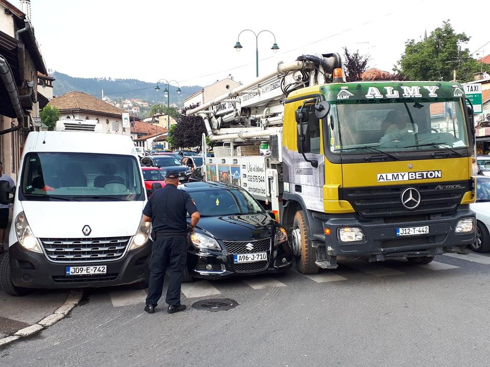 Saobraćajna nesreća na Baščaršiji: Sudarili se kamion i vozilo, velike gužve u starom dijelu grada