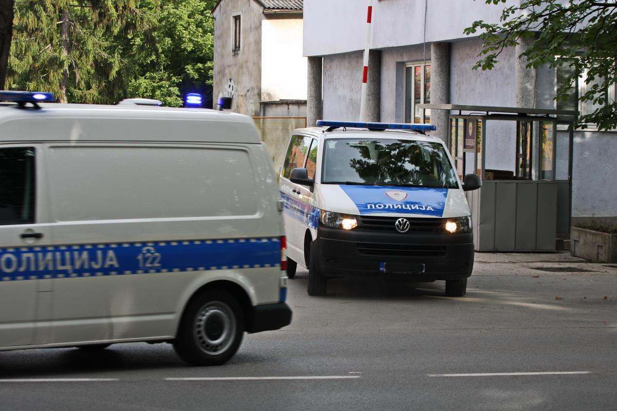 Prijedorčanka sjekirom polupala ulazna vrata, a onda nasrnula i na stvari po kući