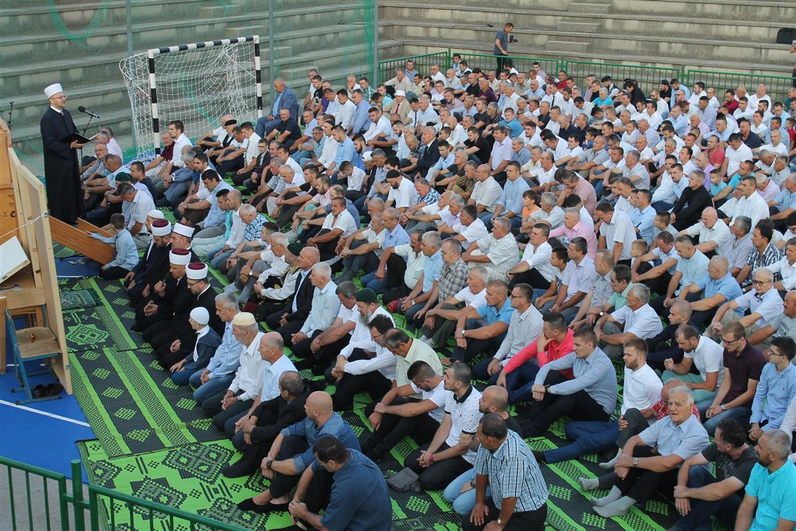 U Mostaru klanjan bajram-namaz: U ime Allaha pružiti ruku i otvoriti srce