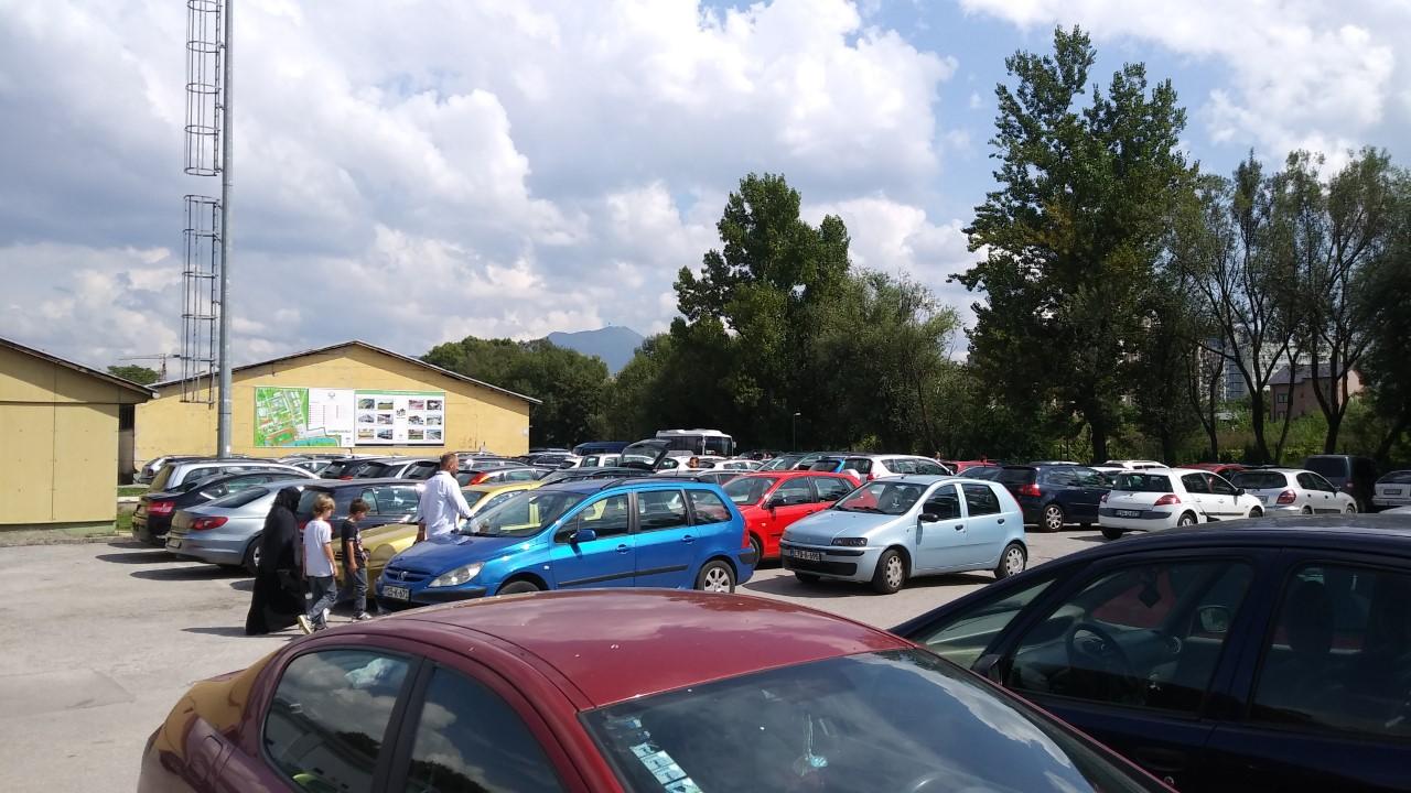 Parking pretrpan, naročito vikendom - Avaz