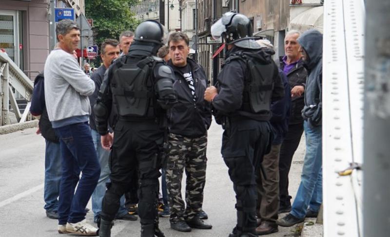 Ispred Federalnog parlamenta grupa demobilisanih boraca i dalje protestira