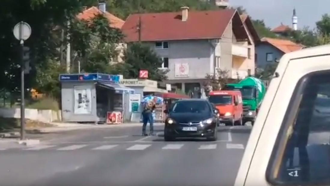 Sarajlija regulirao saobraćaj na raskrsnici, oduševio sugrađane