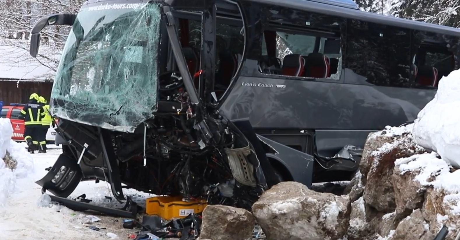 Najmanje 21 osoba poginula u autobuskoj nesreći u Indoneziji