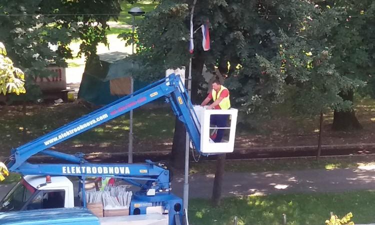 Postavljanje zastava u Banjoj Luci - Avaz