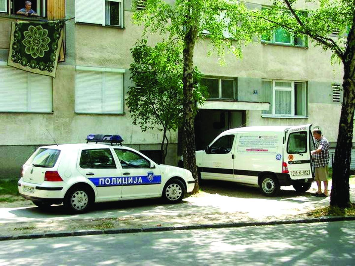 Policija ispred zgrade u kojoj je ubijena Majda Juzbašić - Avaz