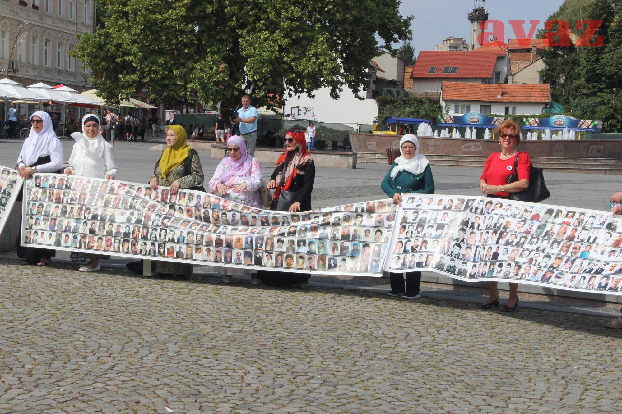 Mirna šetnja članica Udruženja "Žene Srebrenice" u Tuzli