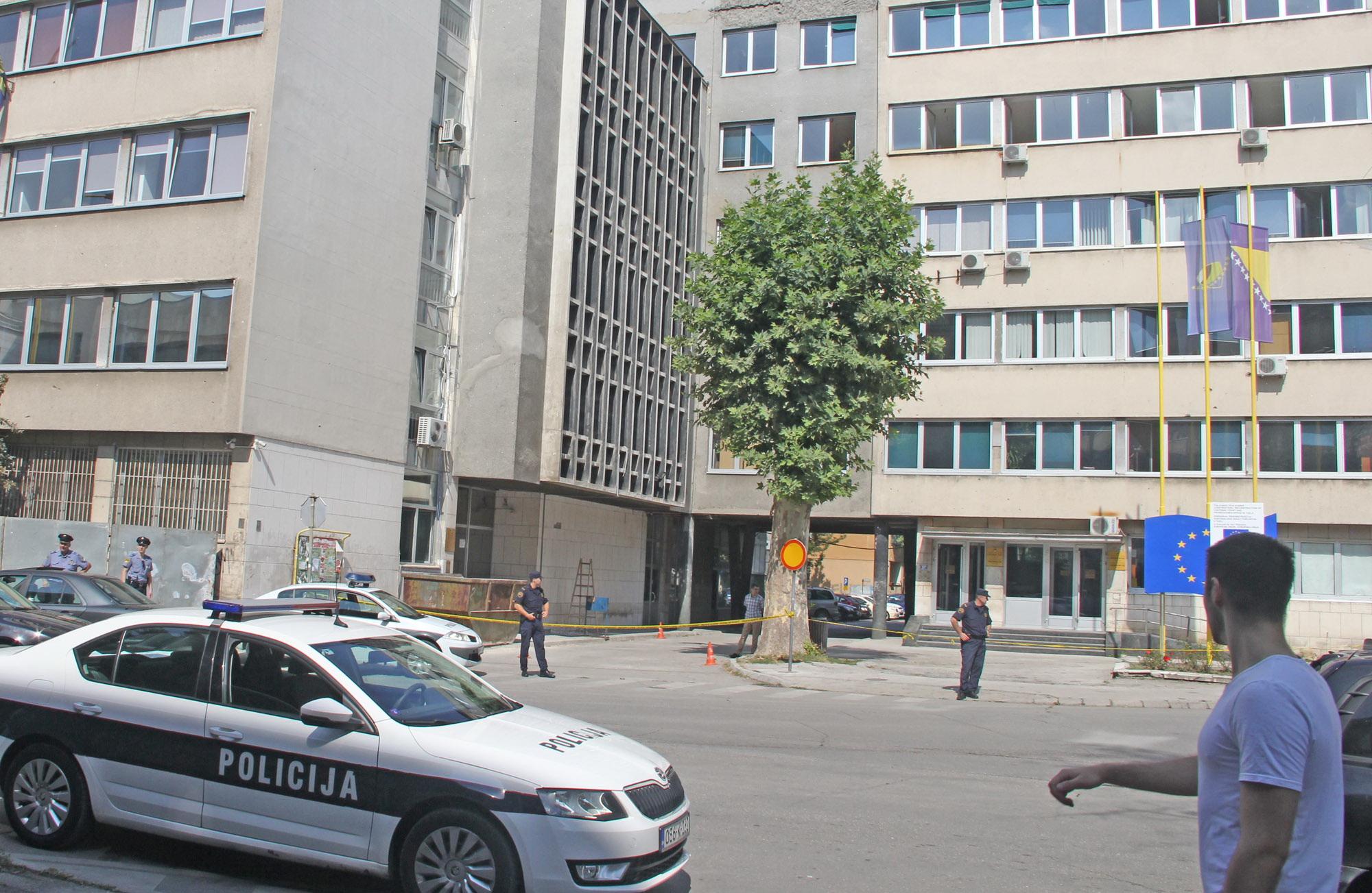 Policija ispred Kantonalnog suda Tuzla (Foto: A. Bajrić) - Avaz