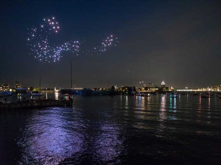 Nebo iznad Amsterdama osvijetljeno sa 300 dronova