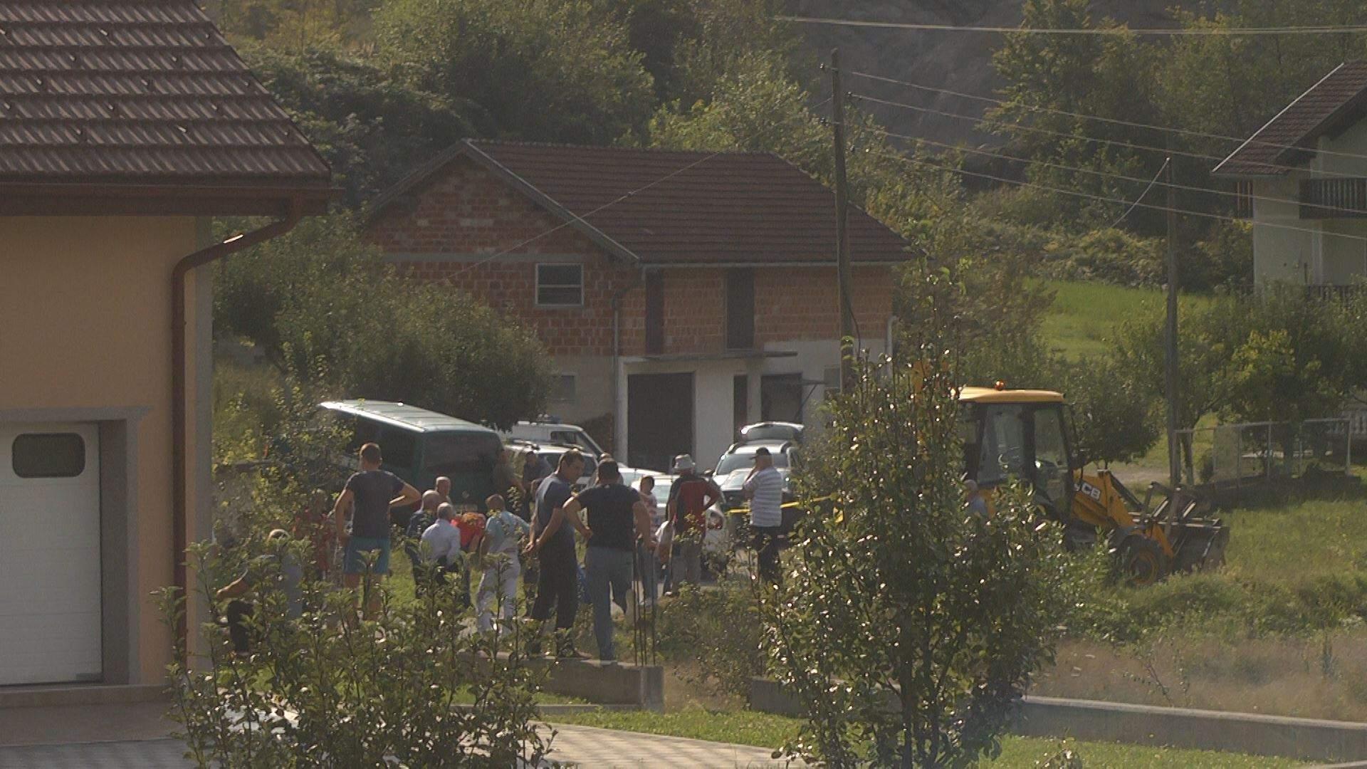 Bagerima kopali oko kuće da bi pronašli ostatke tijela - Avaz