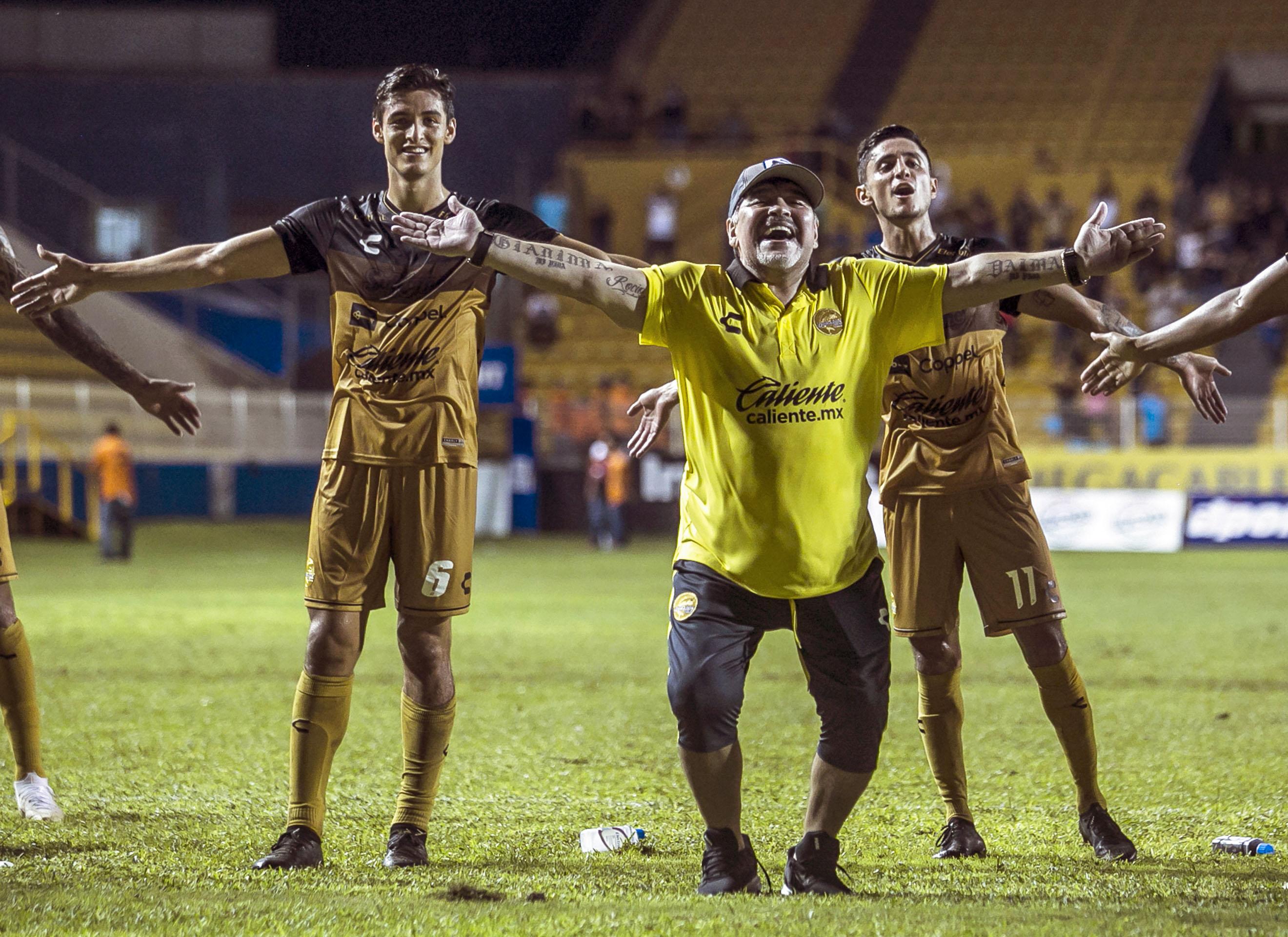 Maradona slavi pobjedu sa svojim igračima - Avaz