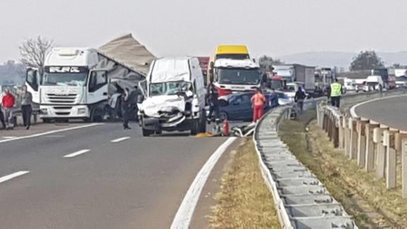 Nesreća na autoputu Kragujevac - Niš: U lančanom sudaru poginula jedna osoba