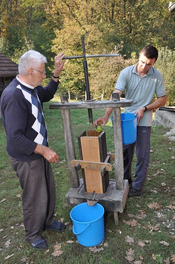 U svakodnevnim poslovima pomaže mu unuk - Avaz