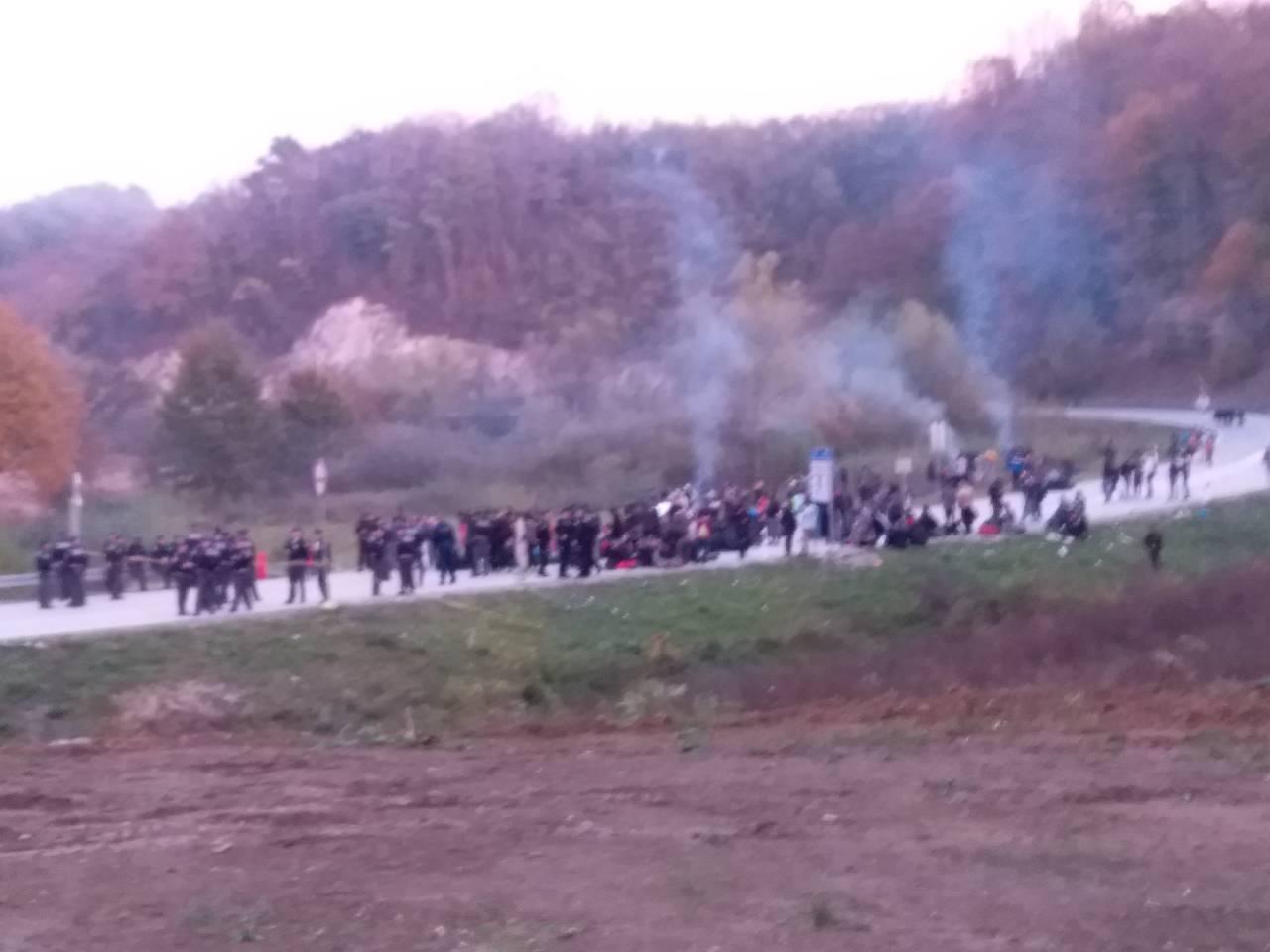 Stotine migranata na graničnom prijelazu Maljevac