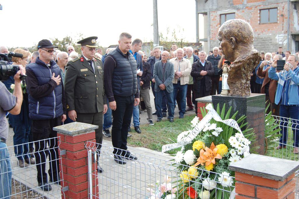 U Gradačcu otkrivena spomen-bista komandantu 107. viteške brigade