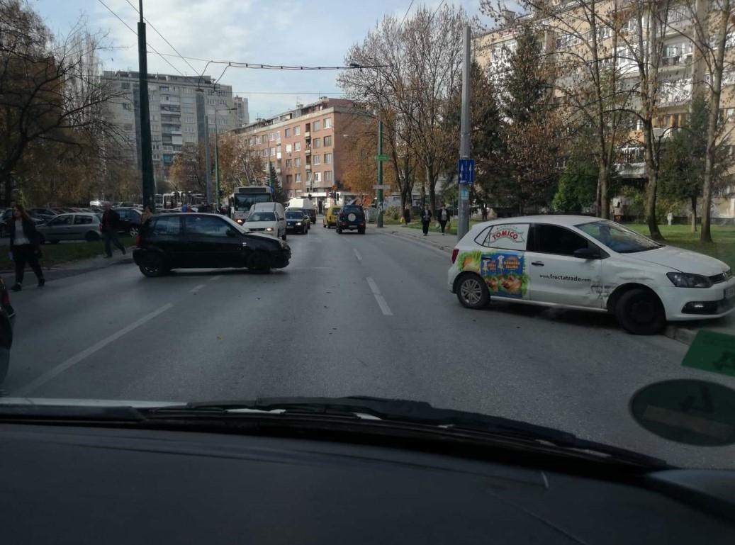 Udes u naselju Grbavica: Sudarili se Lupo i Polo, nema povrijeđenih