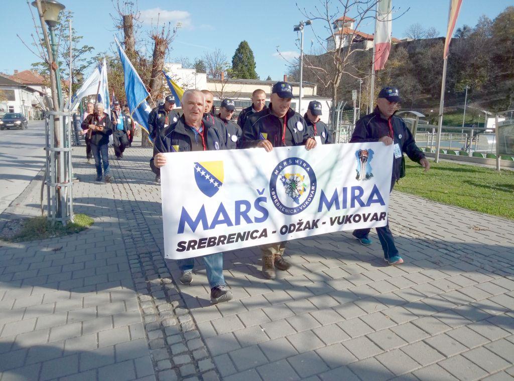 Učesnici "Marša mira Srebrenica – Vukovar" odali počast poginulim braniteljima Gradačca