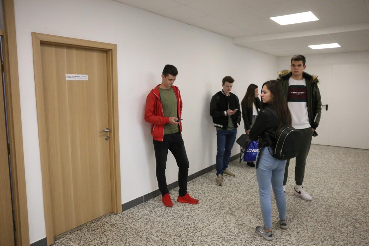 Studenti jučer čekali useljenje u drugi paviljon - Avaz