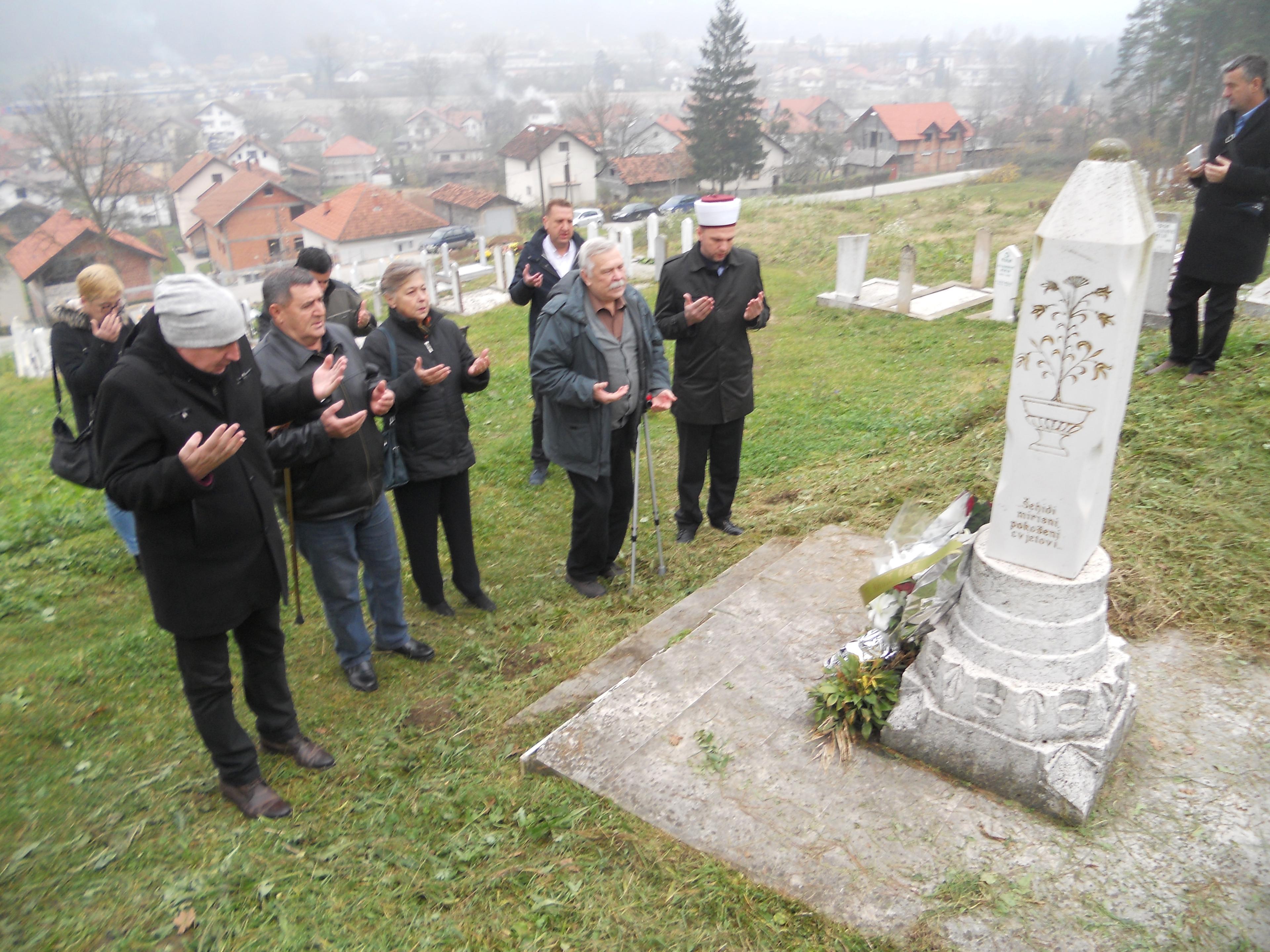 Maglaj: Položeno cvijeće na spomen-obilježje  šehidu Rifatu Abidoviću - Avaz