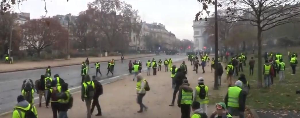 Haos na ulicama Pariza: Policija se sukobila s demonstrantima