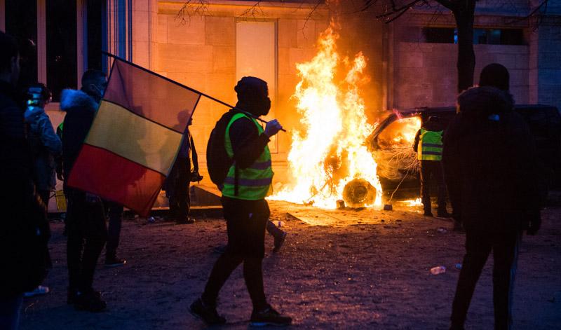 Potpuni haos u Parizu: Uhapšeno više od 200 osoba, demonstranti kradu oružje od policije, gore automobili