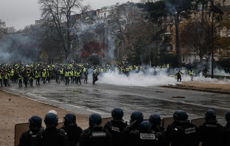 Protesti u Parizu: Demonstranti pretukli policajca pa ga pustili