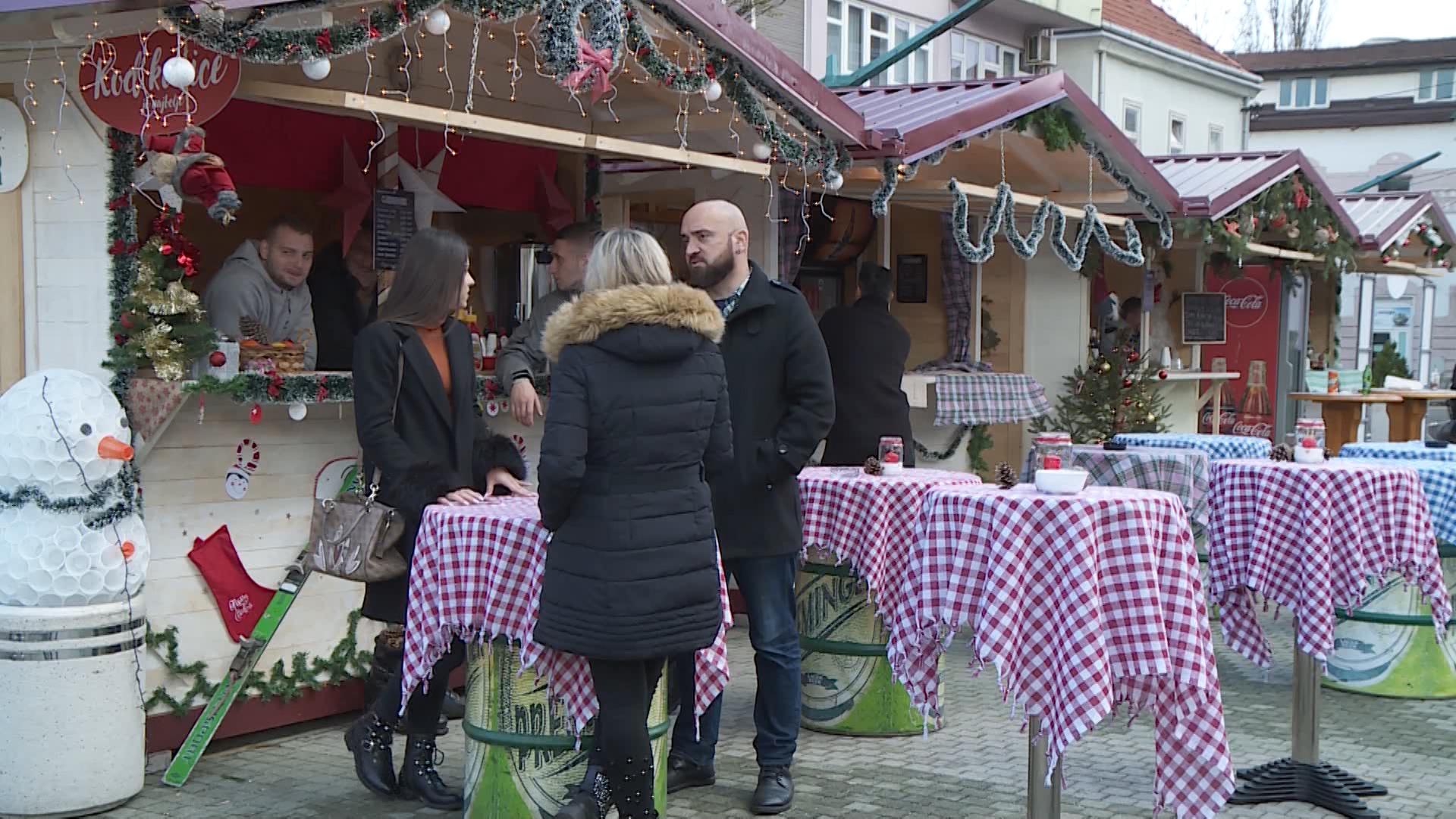 Na gradskom trgu na desetine je drvenih kućića s raznovrsnom ponudom - Avaz