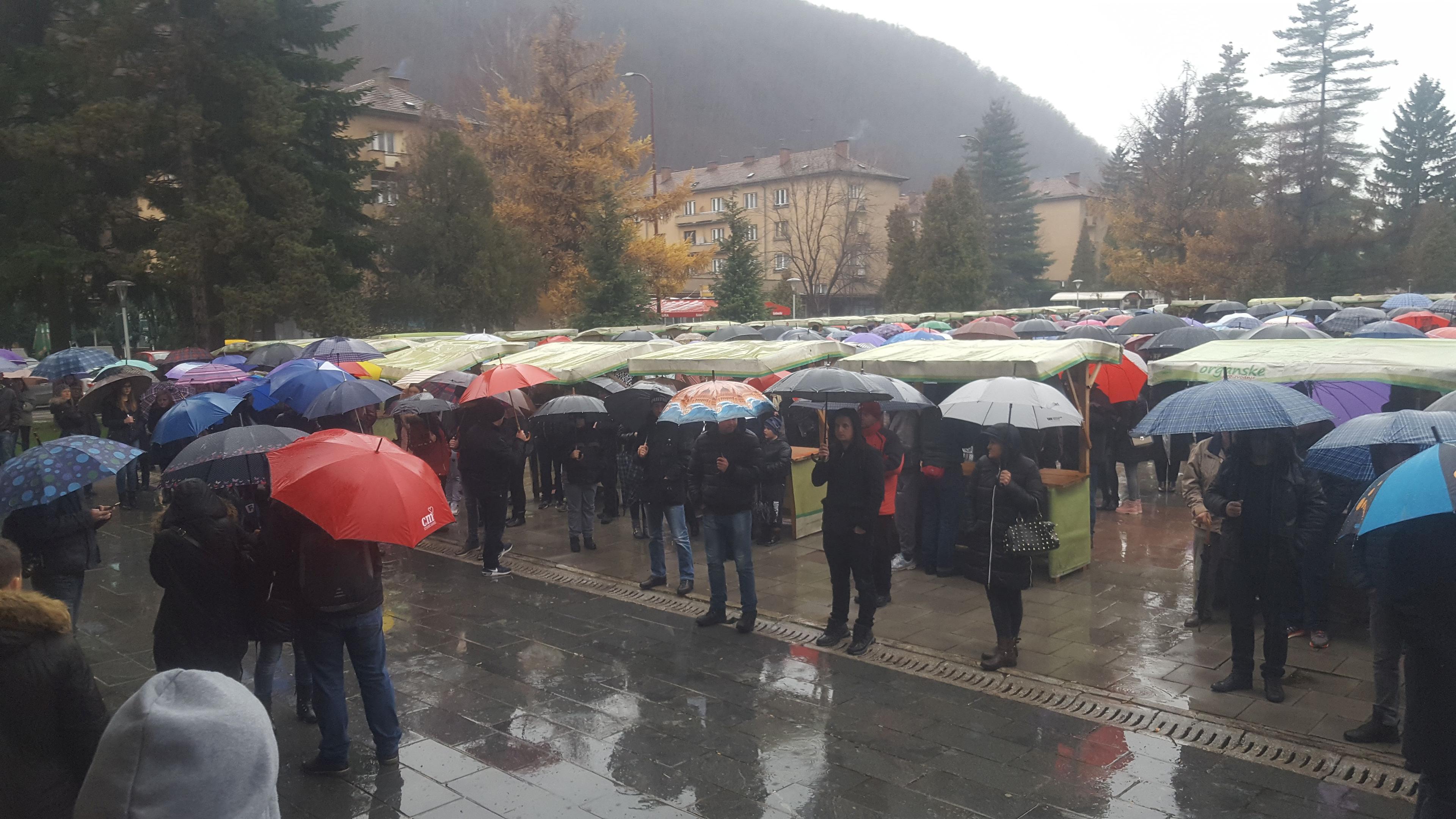 Ni kiša nije spriječila nekoliko stotina Novotravničana da pošalju upozorenje nadležnima - Avaz