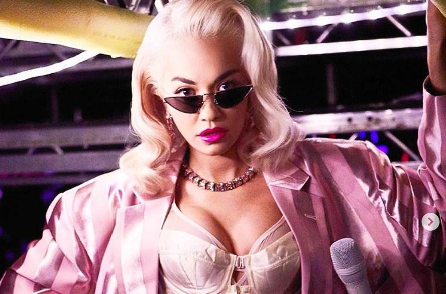 Rita Ora čudnim modnim izdanjem privlačila poglede na crvenom tepihu