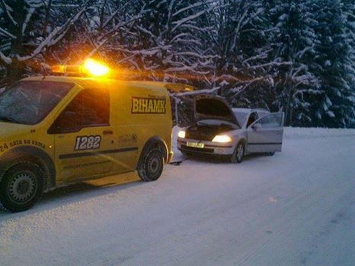 BIHAMK: Zbog niskih temperatura ceste mjestimično zaleđene i klizave