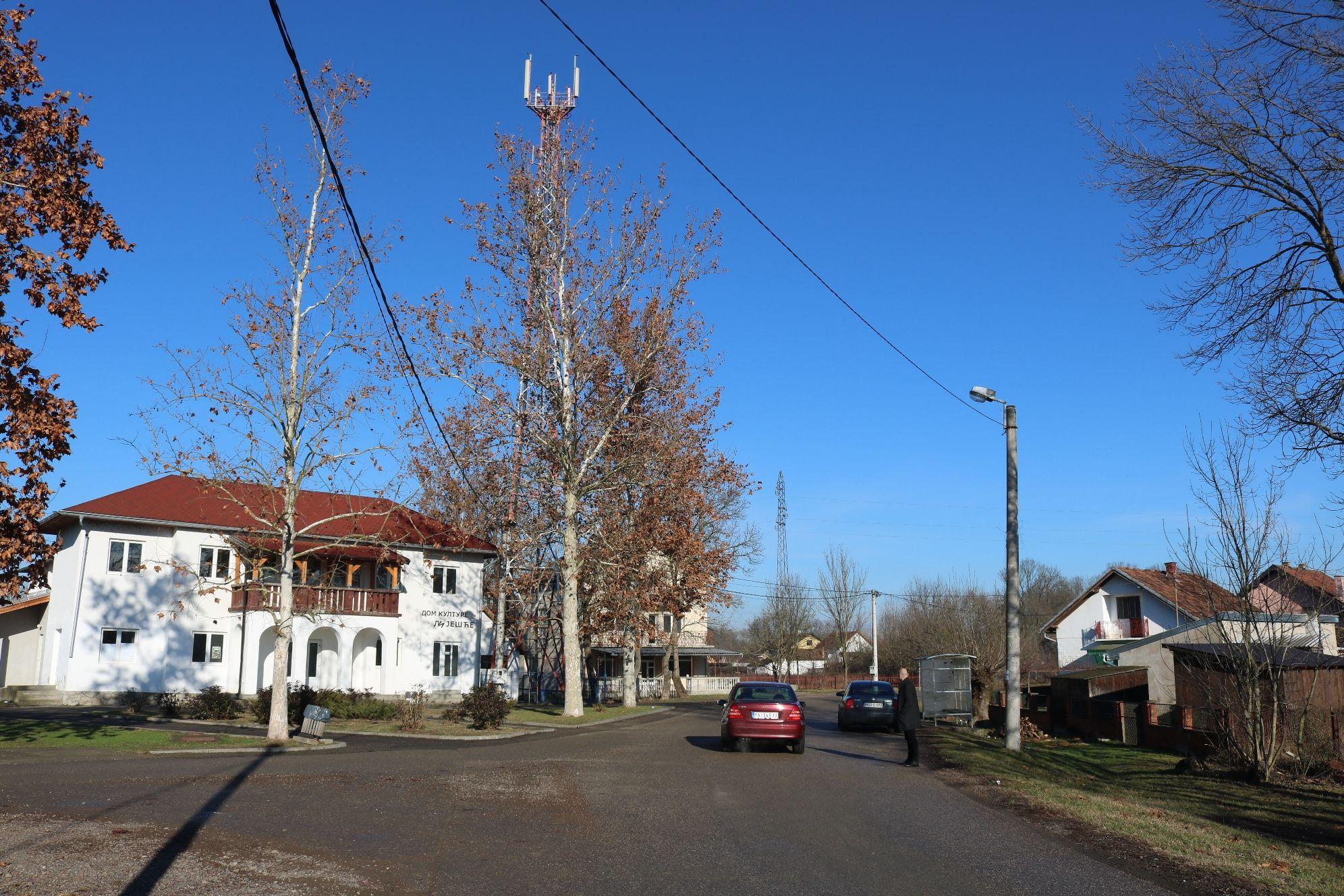 U selu neženja 100 momaka čeka da stane na ludi kamen