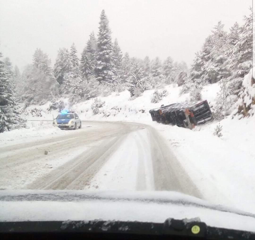 Snijeg donio nevolje: Na Romaniji se prevrnuo kamion