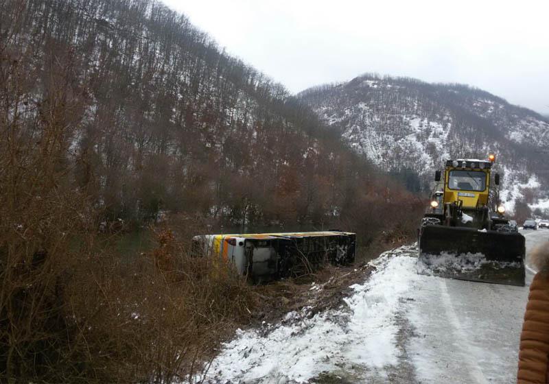 Teška saobraćajna nesreća između Nevesinja i Gacka: Dvije osobe poginule u prevrtanju autobusa